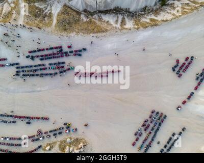 Turisti in safari in Cappadocia con veicoli ATV con vista di camini fata Foto Stock