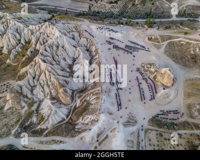 Turisti in safari in Cappadocia con veicoli ATV con vista di camini fata Foto Stock