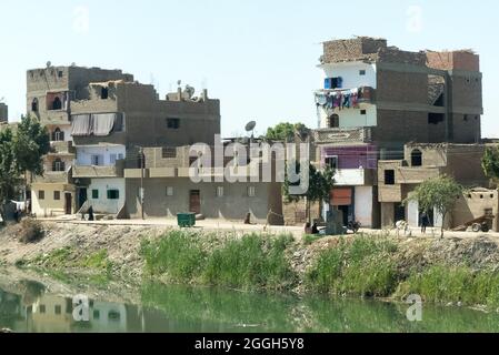 Abitazioni nella valle del Nilo tra Qena e Luxor Foto Stock