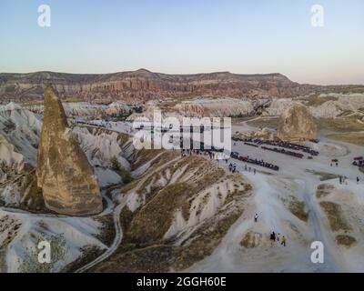 Turisti in safari in Cappadocia con veicoli ATV con vista di camini fata Foto Stock