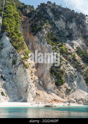 Ithaca in Grecia: Una cascata di dondoli su una piccola spiaggia nella baia di Afales Foto Stock