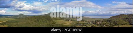 Panorama di Badacsony con bacino di Kali e lago Balaton, Ungheria Foto Stock