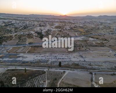 Turisti in safari in Cappadocia con veicoli ATV con vista di camini fata Foto Stock