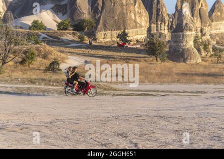 Turisti in safari in Cappadocia con veicoli ATV con vista di camini fata Foto Stock