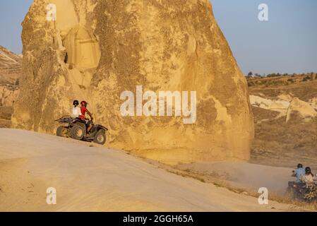 Turisti in safari in Cappadocia con veicoli ATV con vista di camini fata Foto Stock