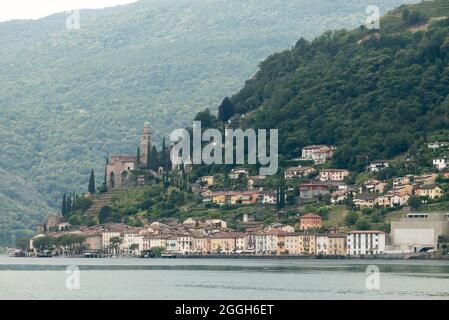 Lago di Lugano in Svizzera: Il villaggio di Morcote preso da Brusino-Arsizio Foto Stock