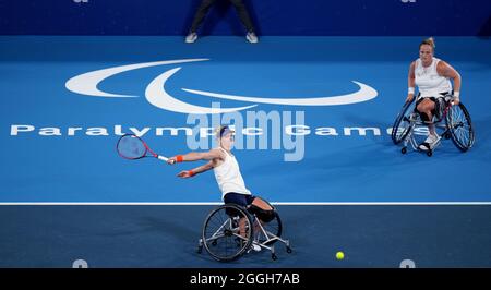 I Paesi Bassi Diede de Groot (berretto blu) e Aniek van Koot gareggiano nei Semifinali doppio Tennis per donne su sedia a rotelle all'Ariake Tennis Park durante l'ottavo giorno dei Giochi Paralimpici di Tokyo 2020 in Giappone. Data foto: Mercoledì 1 settembre 2021. Foto Stock