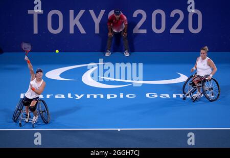 I Paesi Bassi Diede de Groot (a sinistra) e Aniek van Koot gareggiano contro Yui Kamiji e Momoko Ohtani in Giappone nei Semifinali doppio Tennis per donne su sedia a rotelle al Parco di Tennis Ariake durante l'ottavo giorno dei Giochi Paralimpici di Tokyo 2020 in Giappone. Data foto: Mercoledì 1 settembre 2021. Foto Stock