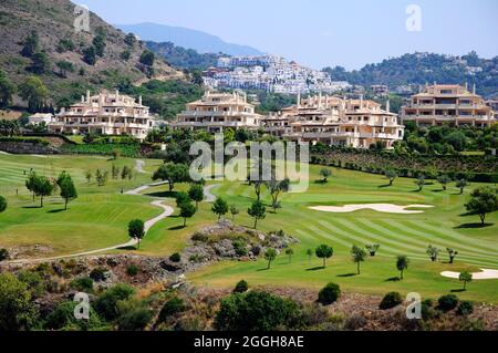 Vista sul campo da golf El Higueral verso le montagne, Benahavis, Spagna. Foto Stock