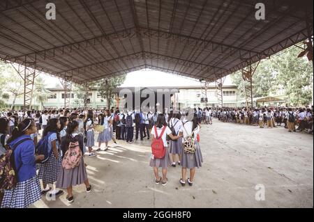 BACOLOD, FILIPPINE - Mar 01, 2019: Un gruppo di studenti delle scuole superiori filippini che si riuniscono per un discorso aziendale Foto Stock