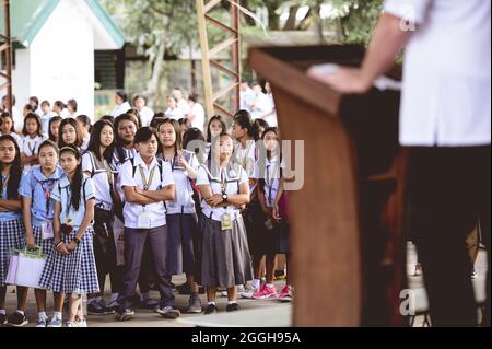 BACOLOD, FILIPPINE - Mar 01, 2019: Un gruppo di studenti delle scuole superiori filippini che si riuniscono per un discorso aziendale Foto Stock