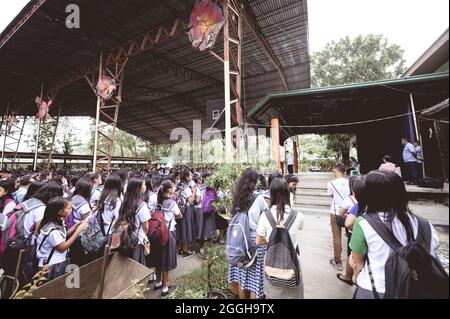 BACOLOD, FILIPPINE - Mar 01, 2019: Un gruppo di studenti delle scuole superiori filippini che si riuniscono per un discorso aziendale Foto Stock