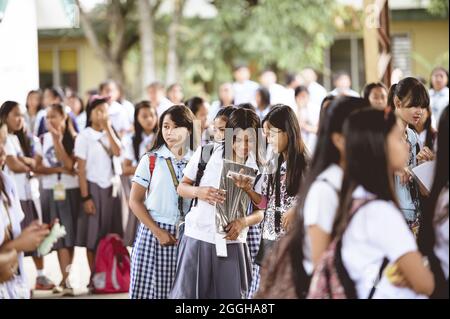 BACOLOD, FILIPPINE - Mar 01, 2019: Un gruppo di studenti delle scuole superiori filippini che si riuniscono per un discorso aziendale Foto Stock