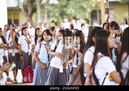 BACOLOD, FILIPPINE - Mar 01, 2019: Un gruppo di studenti delle scuole superiori filippini che si riuniscono per un discorso aziendale Foto Stock