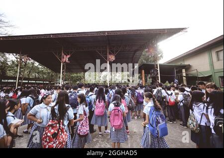 BACOLOD, FILIPPINE - Mar 01, 2019: Un gruppo di studenti delle scuole superiori filippini che si riuniscono per un discorso aziendale Foto Stock