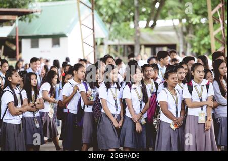 BACOLOD, FILIPPINE - Mar 01, 2019: Un gruppo di studenti delle scuole superiori filippini che si riuniscono per un discorso aziendale Foto Stock