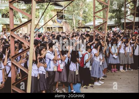 BACOLOD, FILIPPINE - Mar 01, 2019: Un gruppo di studenti delle scuole superiori filippini che si riuniscono per un discorso aziendale Foto Stock