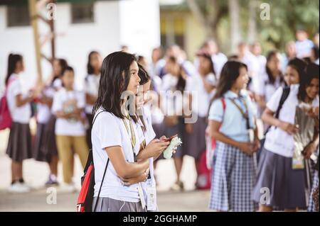 BACOLOD, FILIPPINE - Mar 01, 2019: Un gruppo di studenti delle scuole superiori filippini che si riuniscono per un discorso aziendale Foto Stock