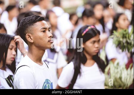 BACOLOD, FILIPPINE - Mar 01, 2019: Un gruppo di studenti delle scuole superiori filippini che si riuniscono per un discorso aziendale Foto Stock