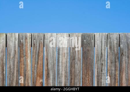 Vecchie tavole di legno recinzione backgorund o texture con cielo blu Foto Stock