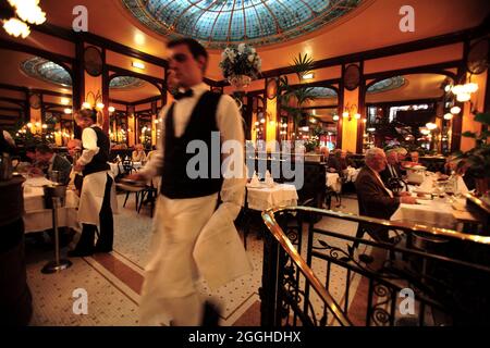 FRANCIA, PARIGI (75) PRANZO PRESSO LA FAMOSA BRASSERIE BOFINGER (QUARTIERE IVTH) Foto Stock