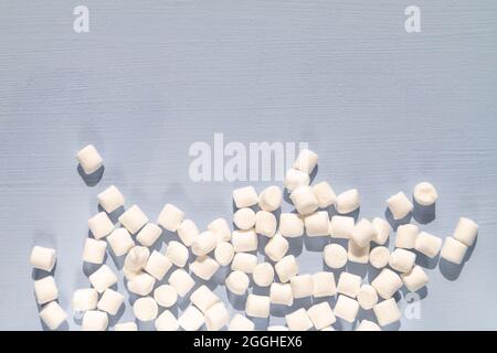 marshmallow bianco su sfondo azzurro con spazio per il testo Foto Stock