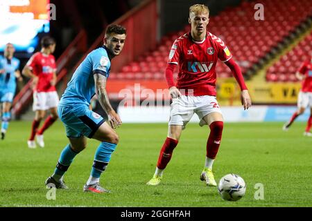 LONDRA, REGNO UNITO. 31 AGOSTO. Charlie Kirk di Charlton Athletic passa durante la partita del Trofeo EFL tra Charlton Athletic e Crawley Town at the Valley, Londra martedì 31 agosto 2021. (Credit: Tom West | Credit: MI News & Sport /Alamy Live News Foto Stock