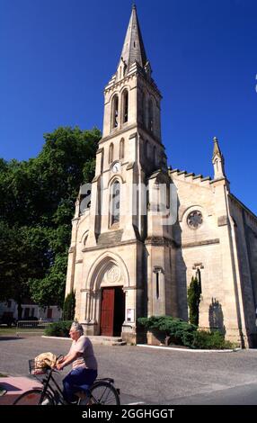 FRANCIA. GIRONDE (33) LE PORGE VILLAGGIO VICINO ALLA BAIA DI ARCACHON (BASSIN D'ARCACHON). CHIESA Foto Stock