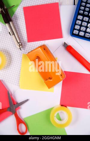 Presentazioni di vari accessori essenziali per la scuola moderna Foto Stock