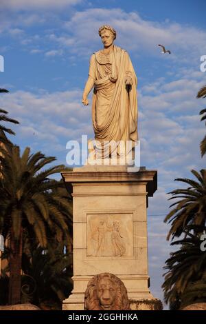 FRANCIA. CORSE-DU-SUD (2A) AJACCIO. PLACE FOCH (NOTO COME PIAZZA DELLE PALME). STATUA DI NAPOLEONE IN CONSOLE ROMANA TOGA Foto Stock