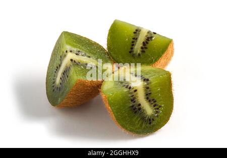 Primo piano fette di frutta kiwi isolate su sfondo bianco. Concetto di stile di vita sano. Foto Stock