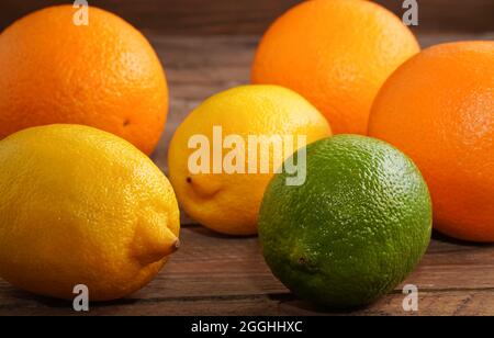 Set di agrumi freschi. Lime di limone arancione su sfondo di legno. Concetto di cibo sano stile di vita. Foto Stock