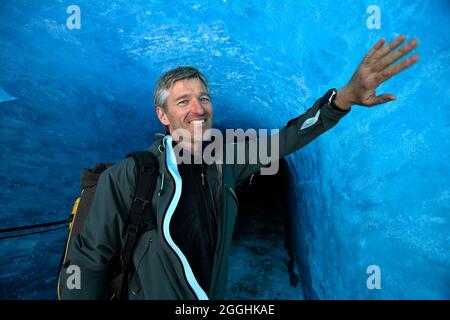 FRANCIA. ALTA SAVOIA (74) LUC MOREAU DI FRONTE ALLA GROTTA DI GHIACCIO ALLA VALLÉE BLANCHE (VALLE BIANCA) Foto Stock