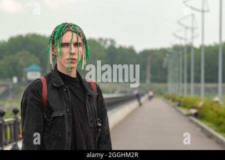 un ragazzo alla moda con pigtail dreadlock sulla sua testa Foto Stock