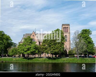 La Cattedrale di Sant'Andrea in Bishops Road è vista da Ness Bank, inverness, Scozia in una giornata di sole Foto Stock