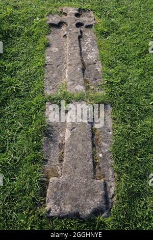 Croce celtica su lapidi di arenaria presso la Cappella di San Patrizio, Heysham Village, Heysham, Lancaster, Lancashire, Inghilterra, Regno Unito Foto Stock