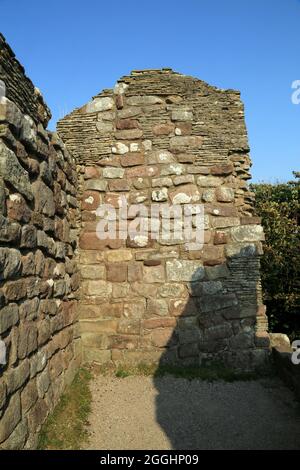 Mura interne delle rovine della Cappella di San Patrizio, Heysham, Lancaster, Lancashire, Inghilterra, Regno Unito Foto Stock