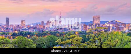 Skyline della città di Fukuoka in Giappone al tramonto Foto Stock