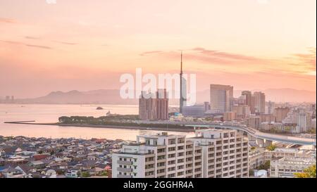 Skyline della città di Fukuoka in Giappone al tramonto Foto Stock