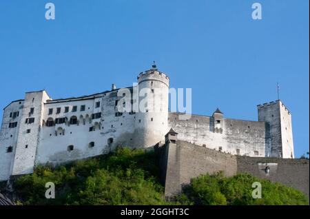 Vista sul castello di Hohensalzburg durante il giorno in una luminosa giornata estiva nella città di salisburgo in Austria. Foto Stock