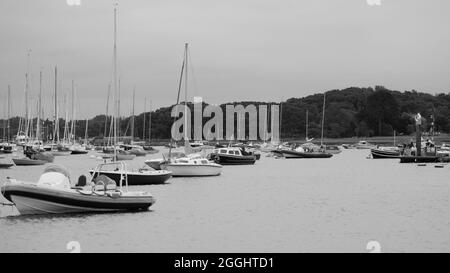 Immagine in bianco e nero delle barche viste in porto in estate, Foto Stock