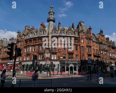 Elegante facciata in arenaria rossa di Charing Cross Mansions, centro di Glasgow, Scozia, Regno Unito Foto Stock