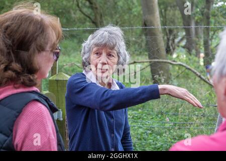 La sig.ra Clark, del castello di Saltwood, spiega la vastità dei lavori in corso sul vecchio argine ferroviario di Saltwood Foto Stock