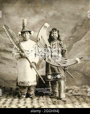 Tlingit uomo e donna in costumi danzanti, Alaska, 1906 Foto Stock