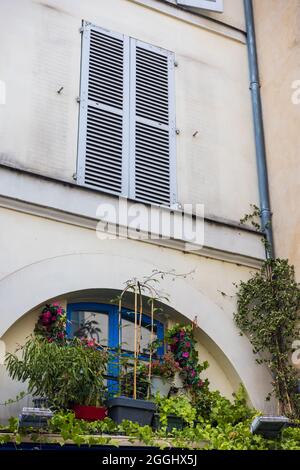 Colpo verticale dell'edificio auberge ravoux conosciuto come casa di Van Gogh Foto Stock