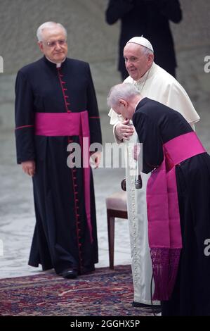 Roma, Italia. 01 Settembre 2021. 1 settembre 2021 Papa Francesco arriva affiancato da Padre Leonardo Sapienza e da Monsignor Luis Maria Rodrigo Ewart durante la sua udienza generale settimanale, tenutasi nella Sala Paolo VI, in Vaticano, Mercoledì: Agenzia fotografica indipendente/Alamy Live News Foto Stock