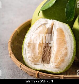 Pomelo fresco su sfondo cementizio grigio per frutti del Festival di Mid-Autumn. Foto Stock