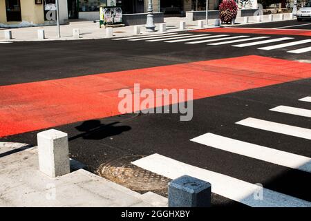 Nuove marcature stradali con croccanti dipinte di recente, biciclette e nuovi semafori. Victory Avenue, Bucarest, Romania. Foto Stock