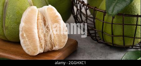Pomelo fresco su sfondo cementizio grigio per frutti del Festival di Mid-Autumn. Foto Stock