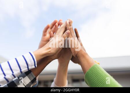 Diversi colleghi di lavoro, uomini e donne, collaborando Foto Stock